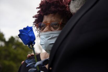 Helen Tyler sostiene una flor en el funeral de su sobrino, Gregory Blanks, de 50 años, quien murió por complicaciones de coronavirus, en San Felipe, Texas, el 26 de enero de 2021.
