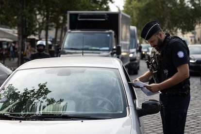 Un agente de policía controla el acceso del vehículos en la plaza de l'École Militaire donde comienza una zona restringida, este miércoles.