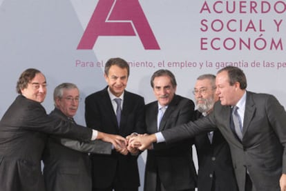 El presidente del Gobierno y los agentes sociales, el pasado mes de febrero.