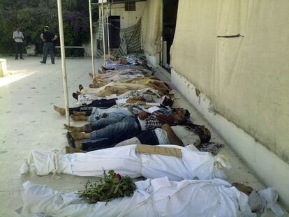 Las imágenes de la última matanza supuestamente cometida por afines al régimen de El Assad han sido distribuidas por activistas rebeldes.