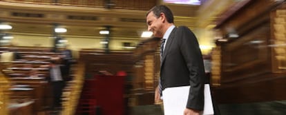 José Luis Rodríguez Zapatero, ayer en el Congreso, se dirige a su escaño tras dar la réplica al representante de ERC,  Joan Ridao.
