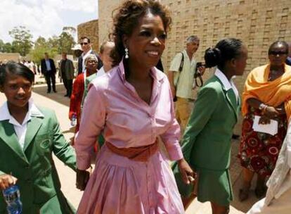 Oprah Winfrey, en una escuela de Suráfrica.