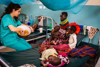 Una voluntaria del proyecto Situp, ganador el año pasado, atiende a una familia en el hospital de Turkana (Kenia).