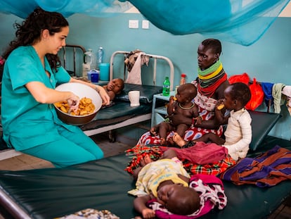 Una voluntaria del proyecto Situp, ganador el año pasado, atiende a una familia en el hospital de Turkana (Kenia).