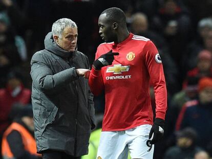 Mourinho y Lukaku durante el derbi de Manchester.