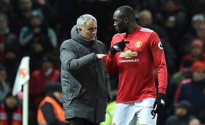 Mourinho y Lukaku durante el derbi de Manchester.