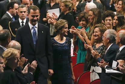 Los reyes de España, Felipe y Letizia a su llegada a la ceremonia de entrega de los Premios Príncipe de Asturias 2014 que se ha celebrado en el Teatro Campoamor de Oviedo.