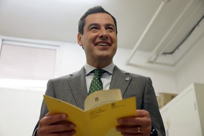 El presidente de la Junta de Andalucía, Juan Manuel Moreno, realiza una visita institucional al CEIP Giner de los Ríos, de Málaga, donde cursó sus estudios de EGB.