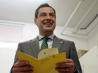 El presidente de la Junta de Andalucía, Juan Manuel Moreno, realiza una visita institucional al CEIP Giner de los Ríos, de Málaga, donde cursó sus estudios de EGB.