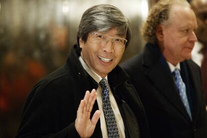 Patrick Soon-Shiong acude a una reunión con el entonces presidente electo, Donald Trump, en Nueva York en enero de 2017.