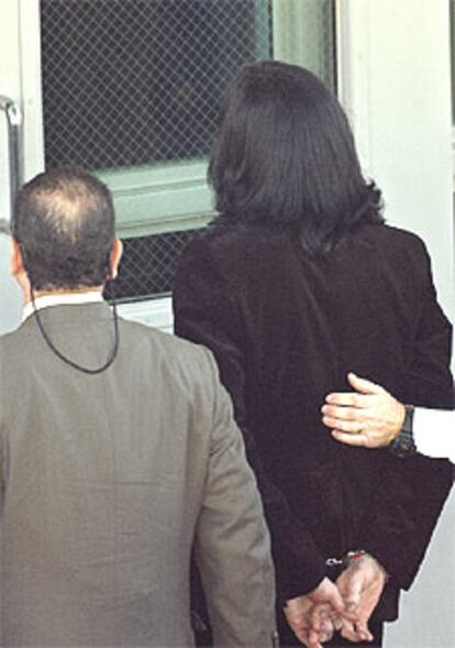 Michael Jackson, entra anoche esposado en una comisaría de Santa Bárbara.
/ AP