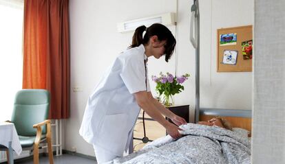 Una doctora, junto a una paciente en un centro sanitario.