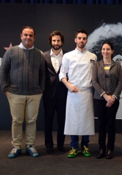 El ganador (segundo por la izqueirda) con el jurado: Ángel León, José Avillez y Elena Arzak.