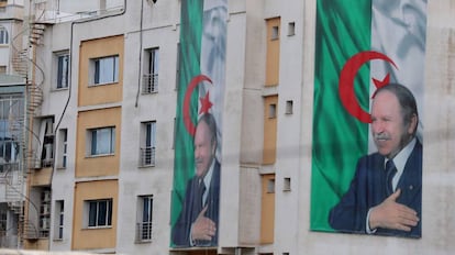 Carteles del presidente argelino, Abdelaziz Buteflika, en Argel.