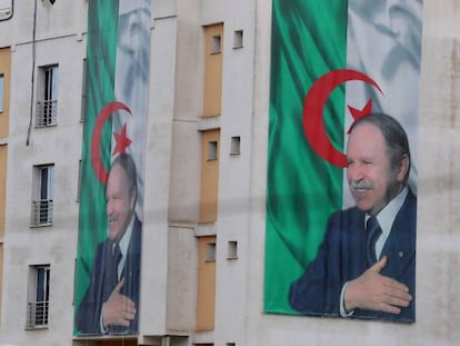 Carteles del presidente argelino, Abdelaziz Buteflika, en Argel.