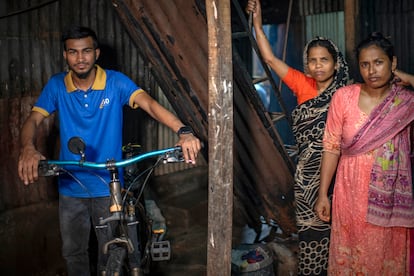 Shopon se cas siendo ambos, l y su mujer, menores de edad. El complejo de viviendas donde residen en el slum es agobiante, sin luz natural, mal ventilado y con ba?os y cocina compartidos con varios vecinos. 