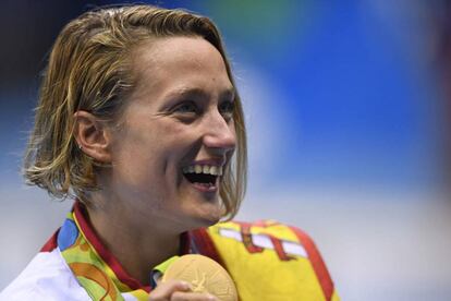 Mireia Belmonte posa con el oro olímpico tras vencer en la final de los 200 metros mariposa.