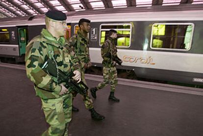 Soldados franceses patrullaban ayer por la estación de Lille, en el norte del país.