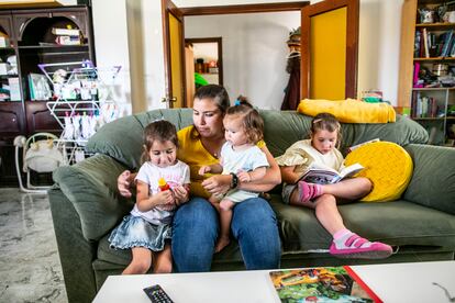 Montaña Ferrer y sus hijas en el salón de su casa. 