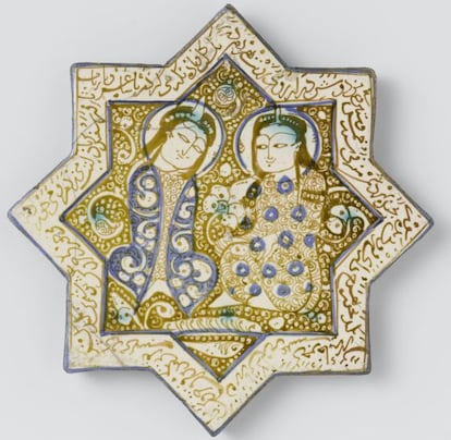 Cerámica de arte islámico con dos figuras sentadas del siglo XIII.