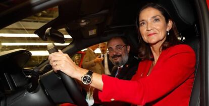 La ministra de Industria, Comercio y Turismo, Reyes Maroto, durante una visita a la planta de Stellantis Figueruelas (Zaragoza). 