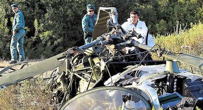 Los agentes, en la zona del accidente del helicóptero.