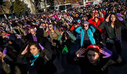 Mulheres turcas interpretam a coreografia de 'Um estuprador em seu caminho', este domingo em Istambul.