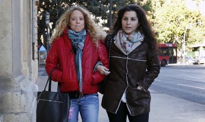Victoria Vila, izquierda, a su llegada ayer al TSJ valenciano.
