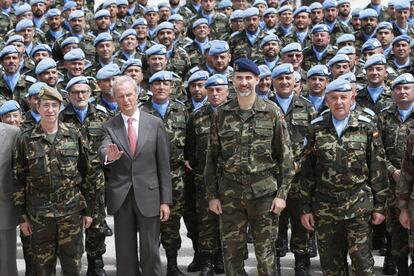El Rey, con el ministro de Defensa, Pedro Morenés, visita a las tropas españolas en Marjayún (Líbano) el pasado abril.