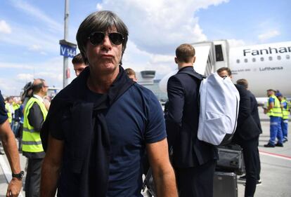 Joachim Löw llega al aeropuerto de Frankfurt tras caer eliminado del Mundial.