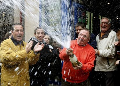 En 2009, El primer y segundo premio caen en Madrid y Getafe, donde ha tocado también un quinto. En la fotografía, Antonio Platero, propietario de la administración número 10 de Getafe (Madrid), celebra la venta del 53.152 y del 51.972, segundo y quinto premios, respectivamente, en el sorteo extraordinario de la Lotería de Navidad de ese año.