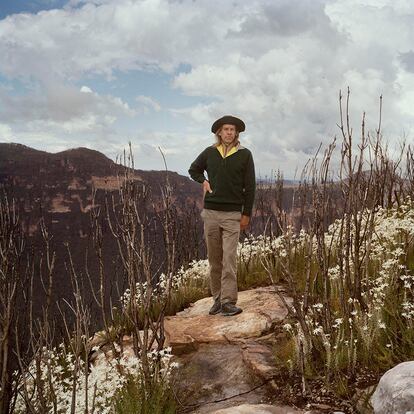 David Noble en junio de 2021 en Anvil Rock, en las Montañas Azules, rodeado de flores de 'Actinotus helianthi'.