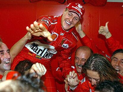 Michael Schumacher celebra con el equipo Ferrari su sexto título mundial de fórmula 1.