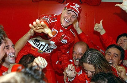 Michael Schumacher celebra con el equipo Ferrari su sexto título mundial de Fórmula 1, a mediados de la década de los 2000.