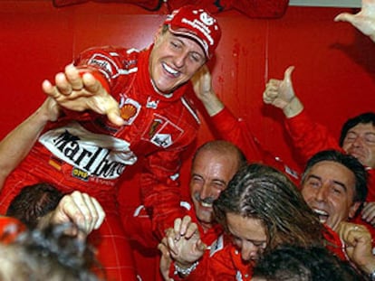 Michael Schumacher celebra con el equipo Ferrari su sexto título mundial de fórmula 1.