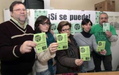 Miembros de la Plataforma de Afectados por la Hipoteca durante la rueda de prensa que han ofrecido hoy en Murcia para analizar la posición del Congreso de los Diputados sobre la ILP de la dación en pago.