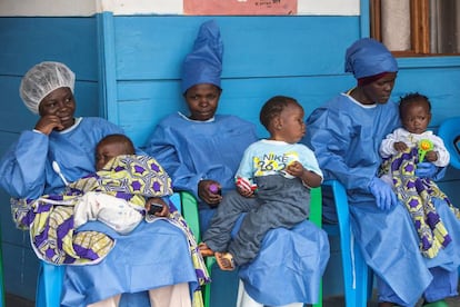 Las cuidadoras del Centro de Cuidado infantil Katwa, en Butembo Kivu del Norte, (de izquierda a derecha) Faradja, Jili y Kiombwe, sostienen a Edouard Tresor, Marie y Jovial, respectivamente. Este centro, que abrió el 21 de junio de 2019, se dedica al cuidado de niños cuyos padres están recibiendo tratamiento en un centro de tratamiento del ébola. Los niños separados o huérfanos por el ébola en la República Democrática del Congo reciben atención y apoyo de UNICEF y sus socios.