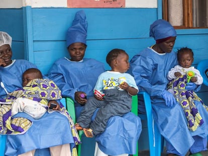 Las cuidadoras del Centro de Cuidado infantil Katwa, en Butembo Kivu del Norte, (de izquierda a derecha) Faradja, Jili y Kiombwe, sostienen a Edouard Tresor, Marie y Jovial, respectivamente. Este centro, que abrió el 21 de junio de 2019, se dedica al cuidado de niños cuyos padres están recibiendo tratamiento en un centro de tratamiento del ébola. Los niños separados o huérfanos por el ébola en la República Democrática del Congo reciben atención y apoyo de UNICEF y sus socios.