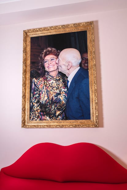 'Party Politics (Sophia Loren, Giancarlo Pajetta: Pallido bacio, Estasi luminosa)', 2019.Procede de un proyecto de 2019 llamado Party Politics. Debajo, un sofá Mae West.
