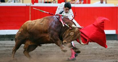 Alejandro Talavante da un pase de muleta en uan corrida de 2012 en Bilbao. 