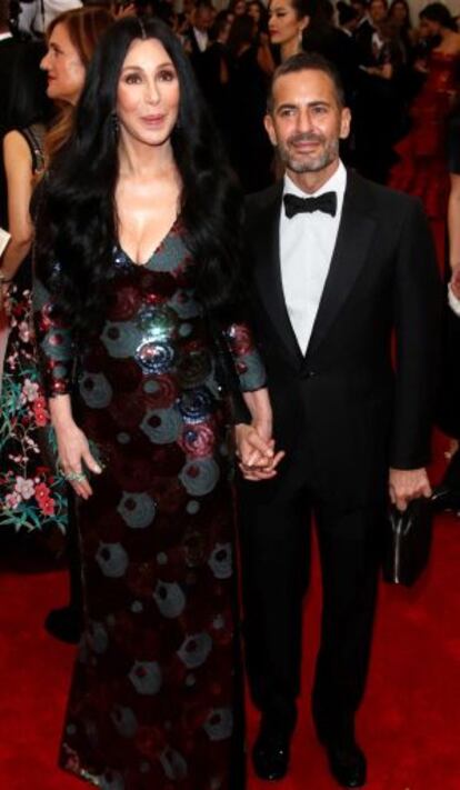 Cher y el diseñador Marc Jacobs en la gala del Met.