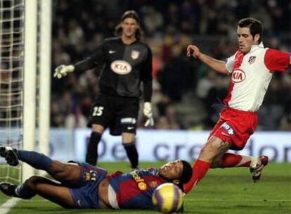 Ronaldinho cae al suelo ante Antonio López y Leo Franco.