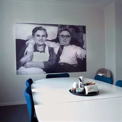 En una sala del museo de la factoría cuelga la imagen del fundador de la compañía, Ole Kirk Kristiansen, y su esposa. En otras dependencias se exponen numerosas piezas, fotografías y recuerdos de todas las épocas.