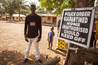 Un hombre permanece dentro del borde de cuarentena en el distrito de Kambia (Sierra Leona) el pasado febrero.