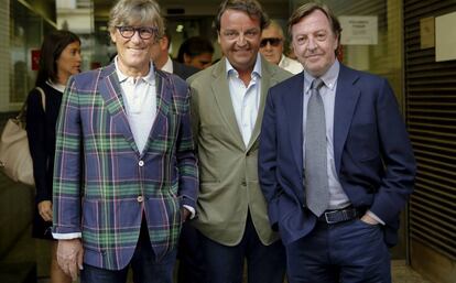 El francés Simón Casas junto el director general de Nautalia, Rafael García Garrido y el torero Curro Vázquez.