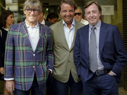 El francés Simón Casas junto el director general de Nautalia, Rafael García Garrido y el torero Curro Vázquez.