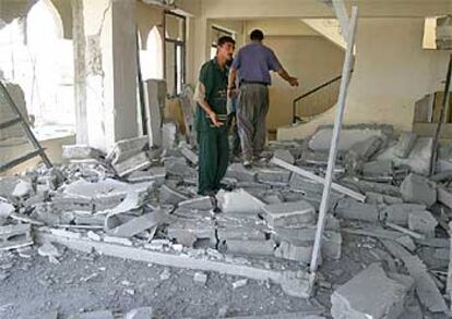 Un iraquí observa los daños ocasionados en un edificio de Mosul durante los violentos combates de hoy.