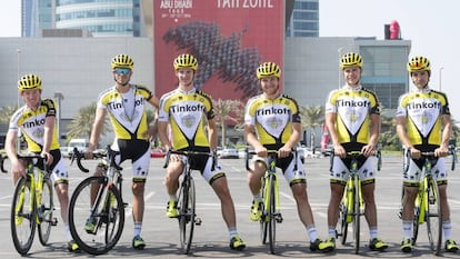 Contador, segundo por la izquierda, con el maillot abierto.