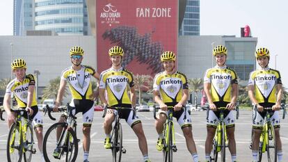 Contador, segundo por la izquierda, con el maillot abierto.