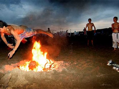 Un joven salta por encima de una de las hogueras, anoche, en la playa de la Malva-rosa.